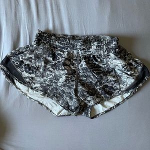 Lululemon hotty hot 2.5 inch shorts